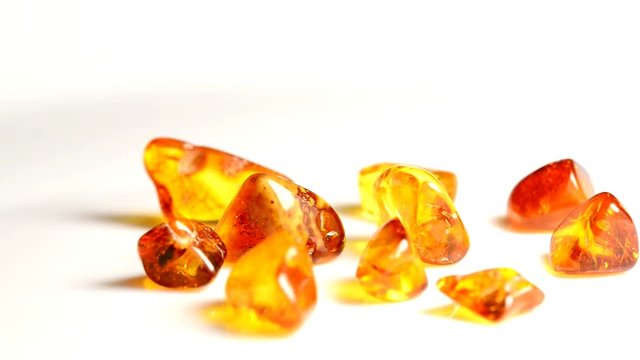 Bernsteine auf Drehteller