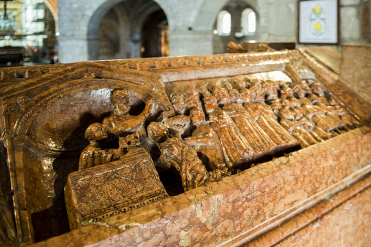 Brescia - Duomo - particolare di un sarcofago
