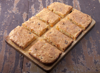 Pie of semolina with carrots and raisins