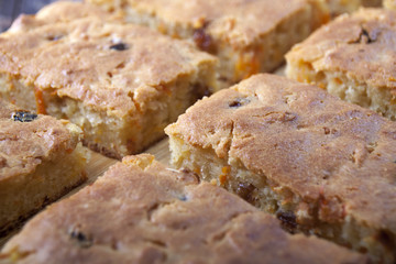 Pie of semolina with carrots and raisins