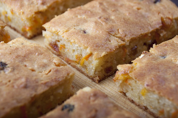 Pie of semolina with carrots and raisins