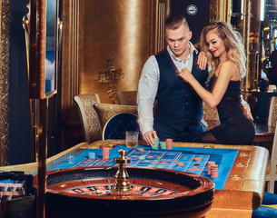 Obraz na płótnie Canvas A man and woman play roulette.