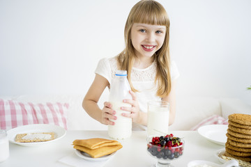 Obraz na płótnie Canvas Girl having breakfast