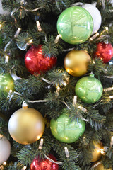 Obraz na płótnie Canvas Boules de Noël multicolores dans sapin vert