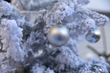 Boule de Noël argentée dans sapin enneigé