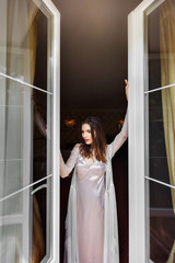 Obraz premium girl opens the window