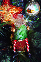 Новогодняя открытка елка и фигурка