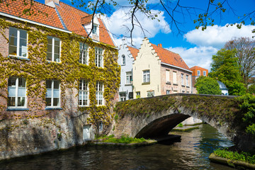Obraz premium Bruges cityscape with water canal and Meestraat Bridge, Belgium