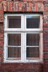 Fototapeta na wymiar Altes verwittertes Fenster in Backsteinwand