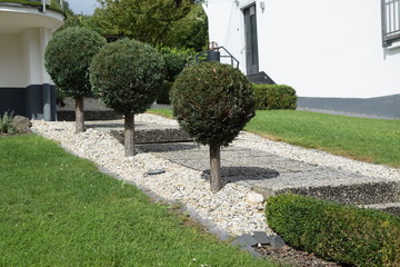 Weg an einem Haus