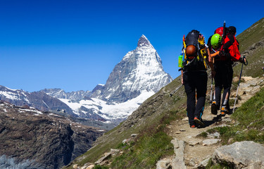 Fototapeta na wymiar Wanderer vor dem Matterhorn