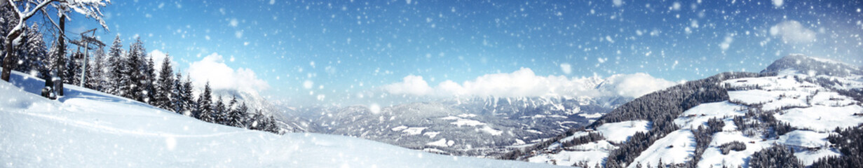 Schöne Winterlandschaft mit Bergen im Hintergrund