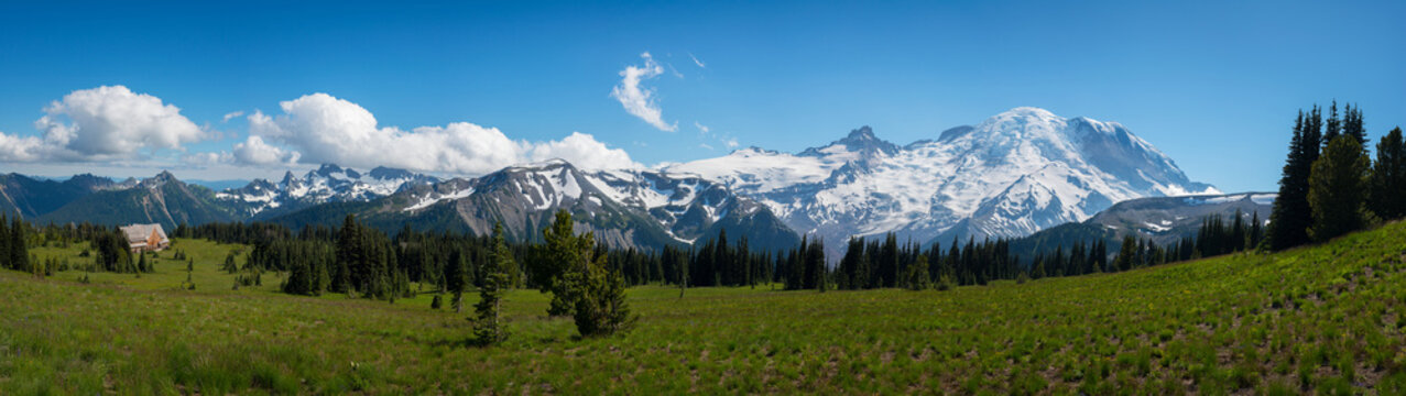 Mount Rainier Panorama during the day 