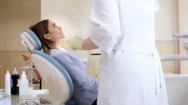 Dentist ready to work with the patient wears gloves