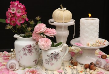 dekoration mit rosen und altem porzellan