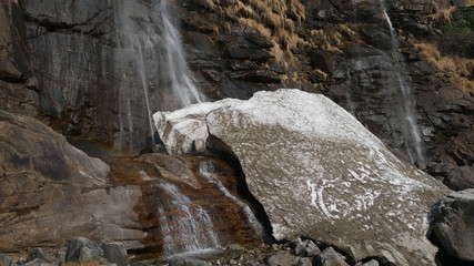Grande cascata alpina tra le rocce