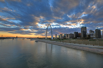 Obraz premium St. Louis, Missouri Skyline and the Gateway Arch from Eads Bridge.