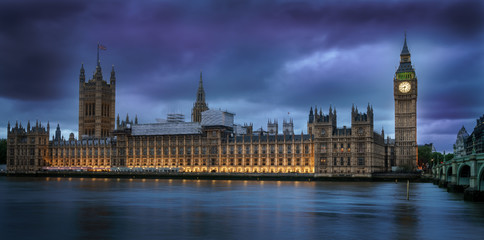 Fototapeta na wymiar Big Ben and Westminster bridge in London at dusk.