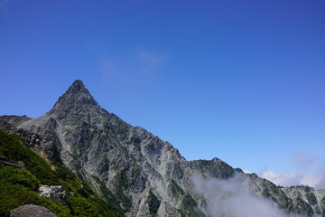 Obraz premium 北アルプス氷河公園を登ると槍ヶ岳から延びる東鎌尾根をすっきりと見ることができました。