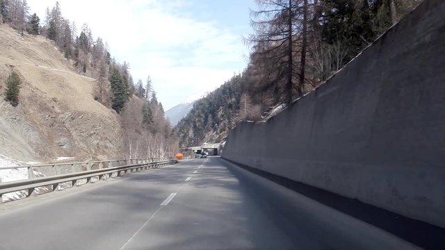 Ripresa da automobile della strada di Saint Moritz