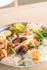 spicy papaya salad (som tum)