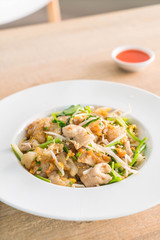  Fried Rice Noodles with Chicken