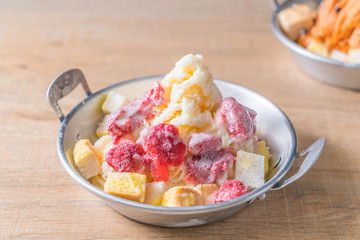 Milk ice shave with strawberry and bread