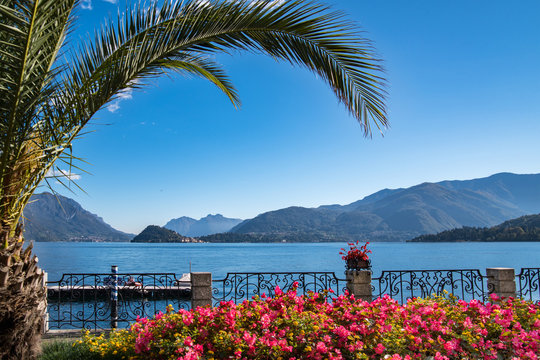Ausblick von der Uferpromenade in Menaggio auf den Comer See und Bellagio