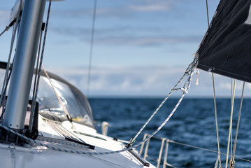 Segelboot auf dem Meer