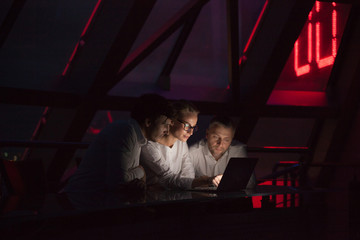 Obraz premium Group of business people working in a night office.