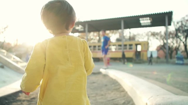 子供、遊ぶ、公園、幼児、動画素材、ライフスタイル
