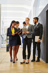 Multikulturelles Business Team im Büro