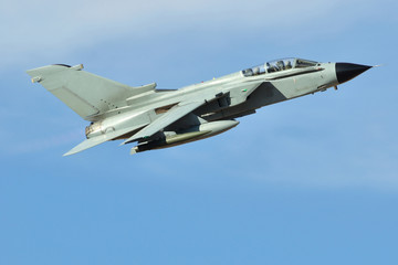 Fototapeta na wymiar Avión de combate Tornado despegando en Albacete