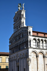 Fototapeta na wymiar Façade à colonnes de l'église San Michele à Lucca en Toscane, Italie