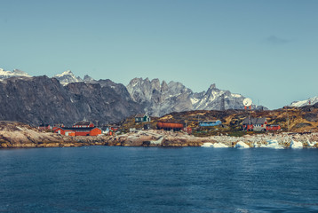 Groenland : petit village coloré avec iceberg