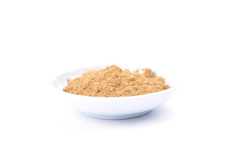 Carob in Schale auf weiss