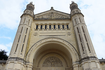 Fototapeta na wymiar Portal der Basilika Sainte Therese in Lisieux
