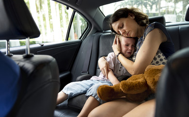 Mother consoling her crying son in the car © Rawpixel.com