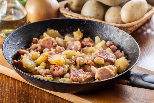 Fried potatoes with onion and bacon