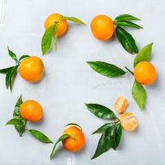 Obraz premium Organic healthy tangerine mandarine wreath on a table