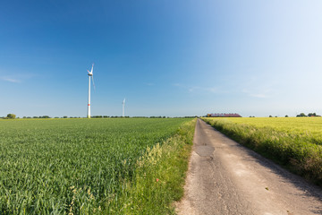 Fototapeta na wymiar Landschaft mit Windkraftanlage in Deutschland