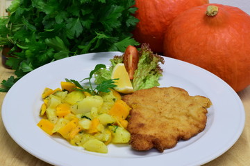 Schnitzel mit Kartoffel-Kürbis-Salat