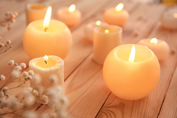 Obraz na płótnie Canvas Burning candles on wooden table