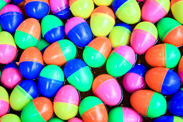 Fototapeta na wymiar Colorful eggs float on the water.