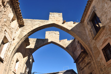 Fototapeta na wymiar arch in the street of the village of Vallbona de les Monges, Llieda province, Catalonia, Spain