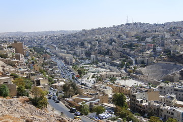 Obraz premium Blick von der Zitadelle auf das römische Theater von Amman in Jordanien 