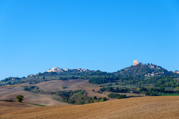 Obraz premium Beautiful autumn landscape of Val d'Orcia on the background Castiglione d'Orcia, Tuscany, Italy