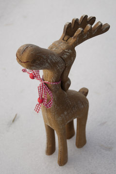Renna di legno su neve