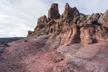 ИСПАНИЯ, КАНАРЫ, ТЕНЕРИФЕ - март: Застывшая лава у подножия вулкана Тейде в национальном парке Тейде (3718 м), объект наследия ЮНЕСКО.