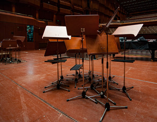 Notenpulte auf der Bühne eines Konzerthauses vor der Probe - Music stands on the stage of a...
